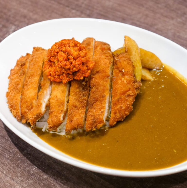 「メニュー(上から):特製鶏白湯ラーメン、和牛カレー、鶏白湯カツカレー」